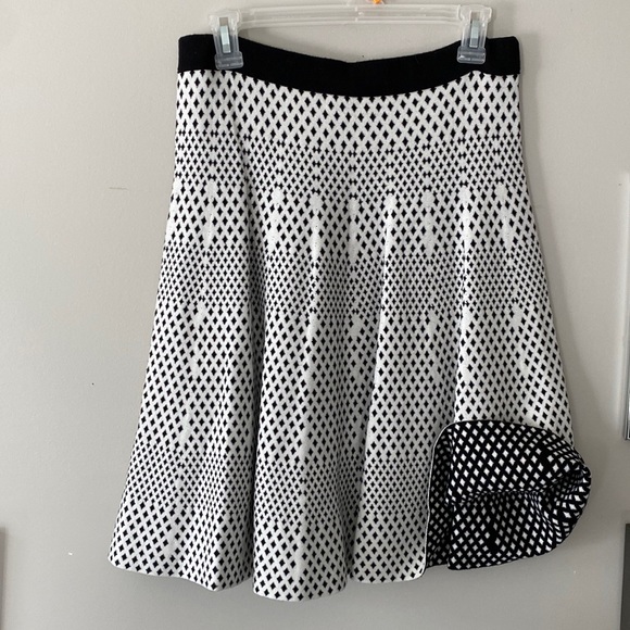 Reversible black/white knit skirt. - Picture 1 of 3